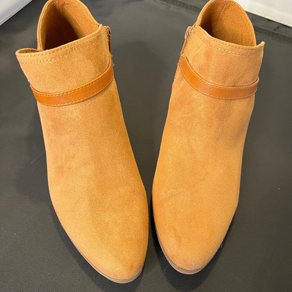 Old Navy Women's Belted Faux Suede Zip Ankle Booties Size 10